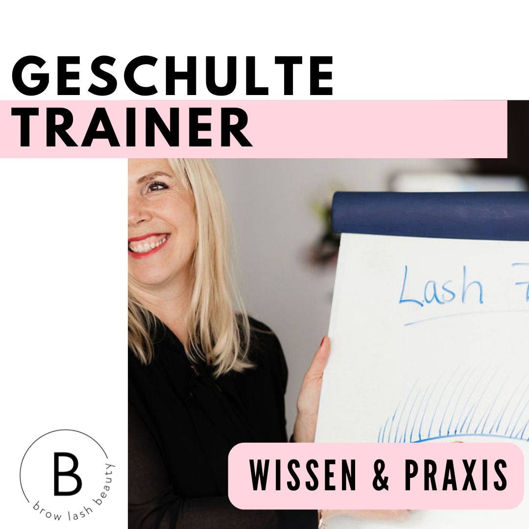Lächelnde Frau mit Flipchart; Text: PRIVAT PRAXIS SCHULUNG - 3 Zertifikate, inkl.. Starter Kits von Lash & Brow Academy. Blashy Shop