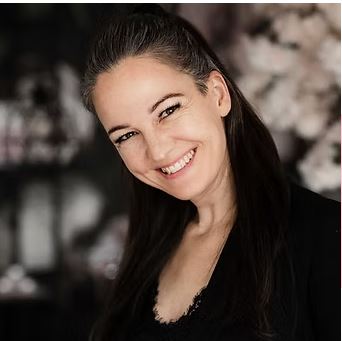 Lächelnde Frau mit langen dunklen Haaren in schwarzem Top, ideal für PRIVATES COACHING mit Rabea - Lash&Brow Academy Online. Blashy Shop