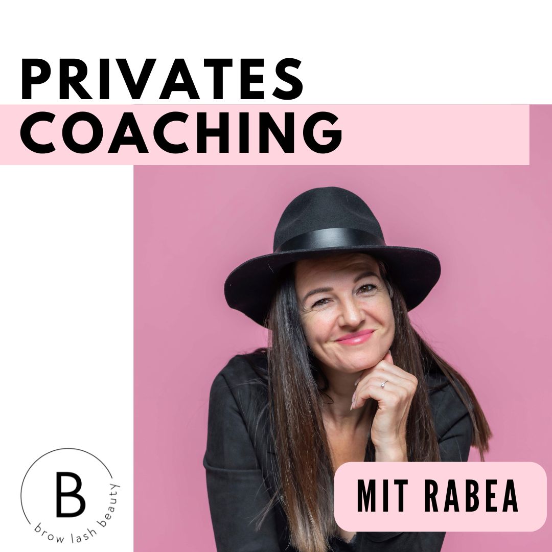 Frau in schwarzem Hut/Jacke lächelt auf rosa; Text: PRIVATES COACHING mit Rabea - 1 Stunde Online von Lash&Brow Academy Online. Blashy Shop