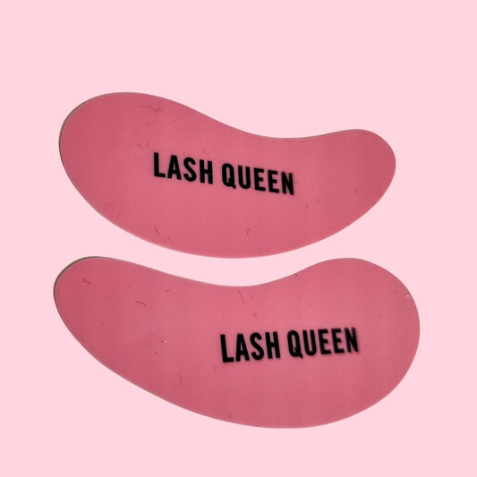 Ein Paar rosa Silikon Augenpads mit ausgefallenem Aufdruck von Blashy C für Wimpernlifting auf hellrosa Hintergrund. Blashy Shop