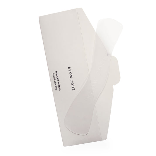 Eine Brow Code Sculpt & Seal Box mit einem Silikonpad für Brow Lamination & Aufhellung, teilweise sichtbar, im Entstehen. Blashy Shop