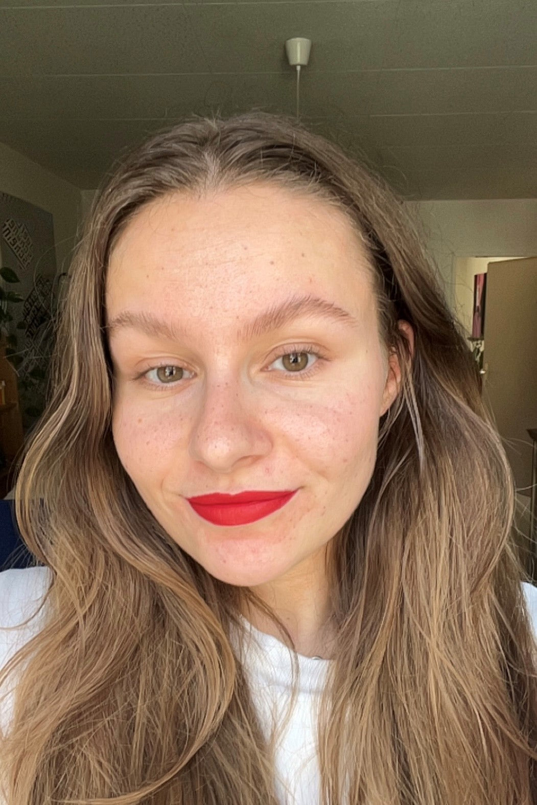 Frau mit künstlichen Sommersprossen von der Pigmentiermaschine der Lash & Brow Academy, in Innenräumen, neutraler Ausdruck. Blashy Shop