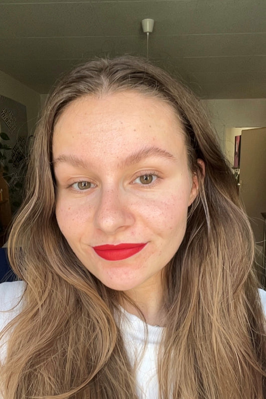 Frau mit künstlichen Sommersprossen von der Pigmentiermaschine der Lash & Brow Academy, in Innenräumen, neutraler Ausdruck. Blashy Shop