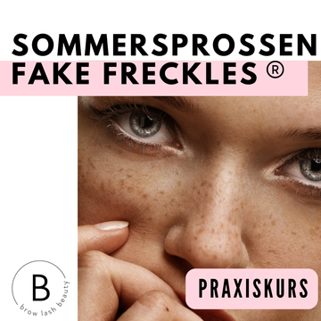 Nahaufnahme eines Frauengesichts mit künstlichen Sommersprossen, das den SOMMERSPROSSEN Praxiskurs der Lash & Brow Academy präsentiert. Blashy Shop