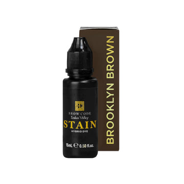 Ein 15ml schwarzer Brow Code Stain Hybrid Augenbrauenfarbe mit einer braunen Brooklyn Brown Box in weißer Schrift. Blashy Shop