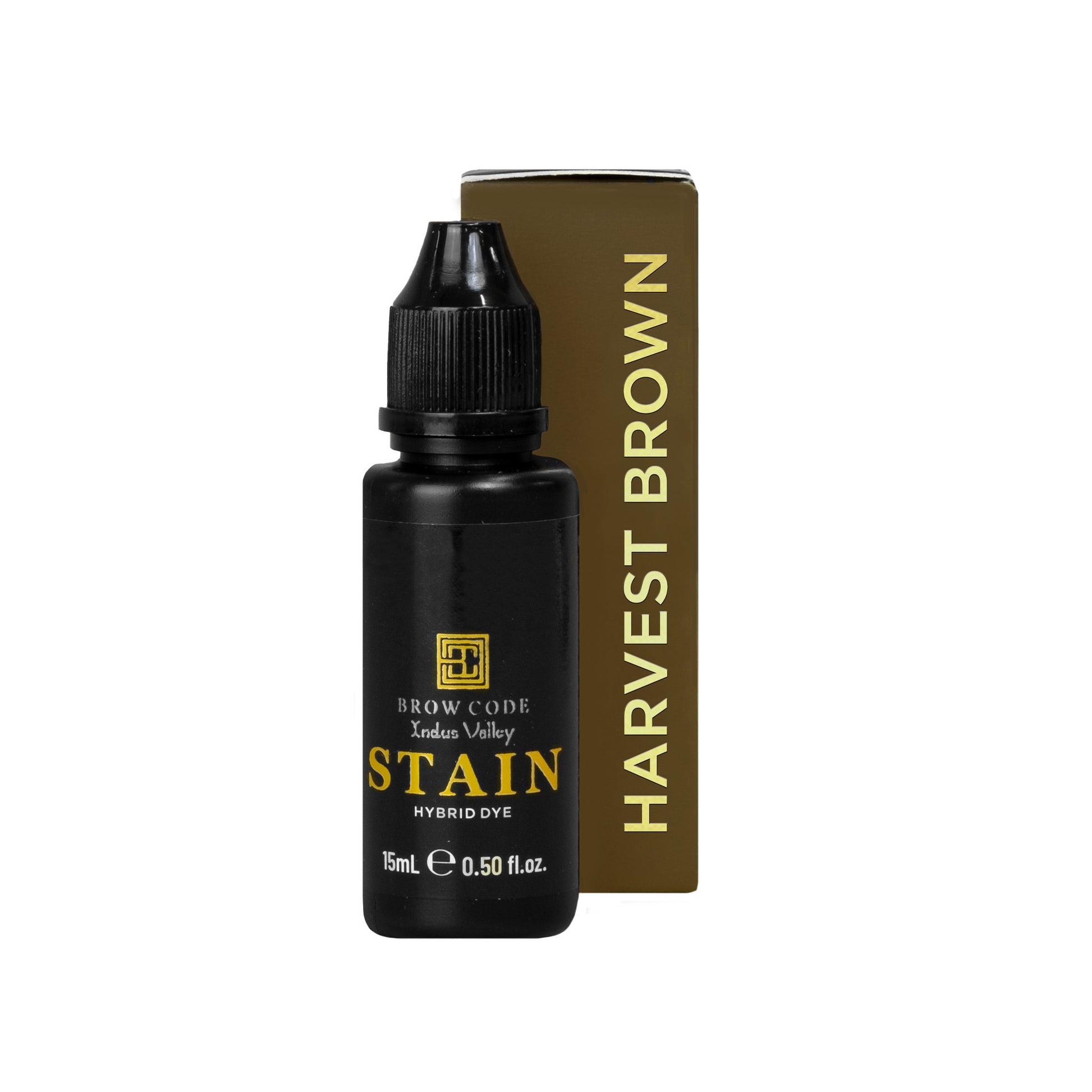 Ein 15-ml-Fläschchen des Brow Code Stain Hybrid Augenbrauenfarbe - extra lang haltend steht vor seiner Harvest Brown-Schachtel. Blashy Shop