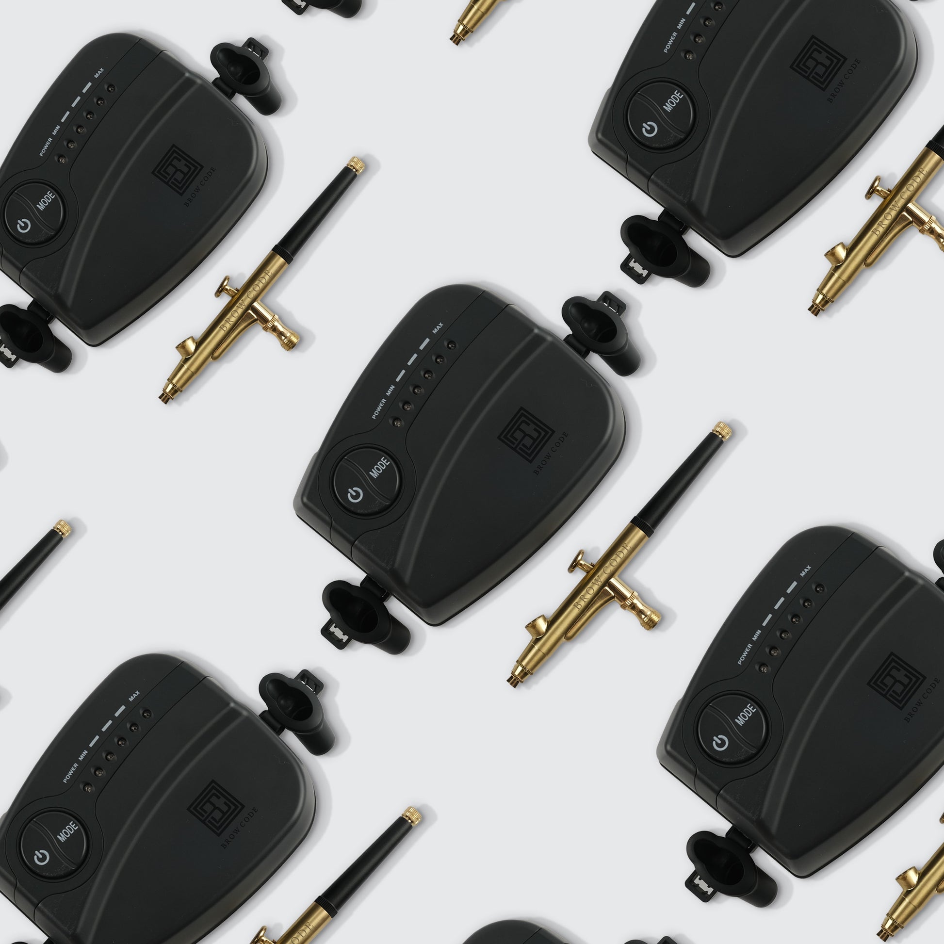 Brow Code STARTER KIT Airbrush mit 10 Hybrid Farben und Kompressoren bilden ein sich wiederholendes diagonales Muster auf hellem Hintergrund. Blashy Shop