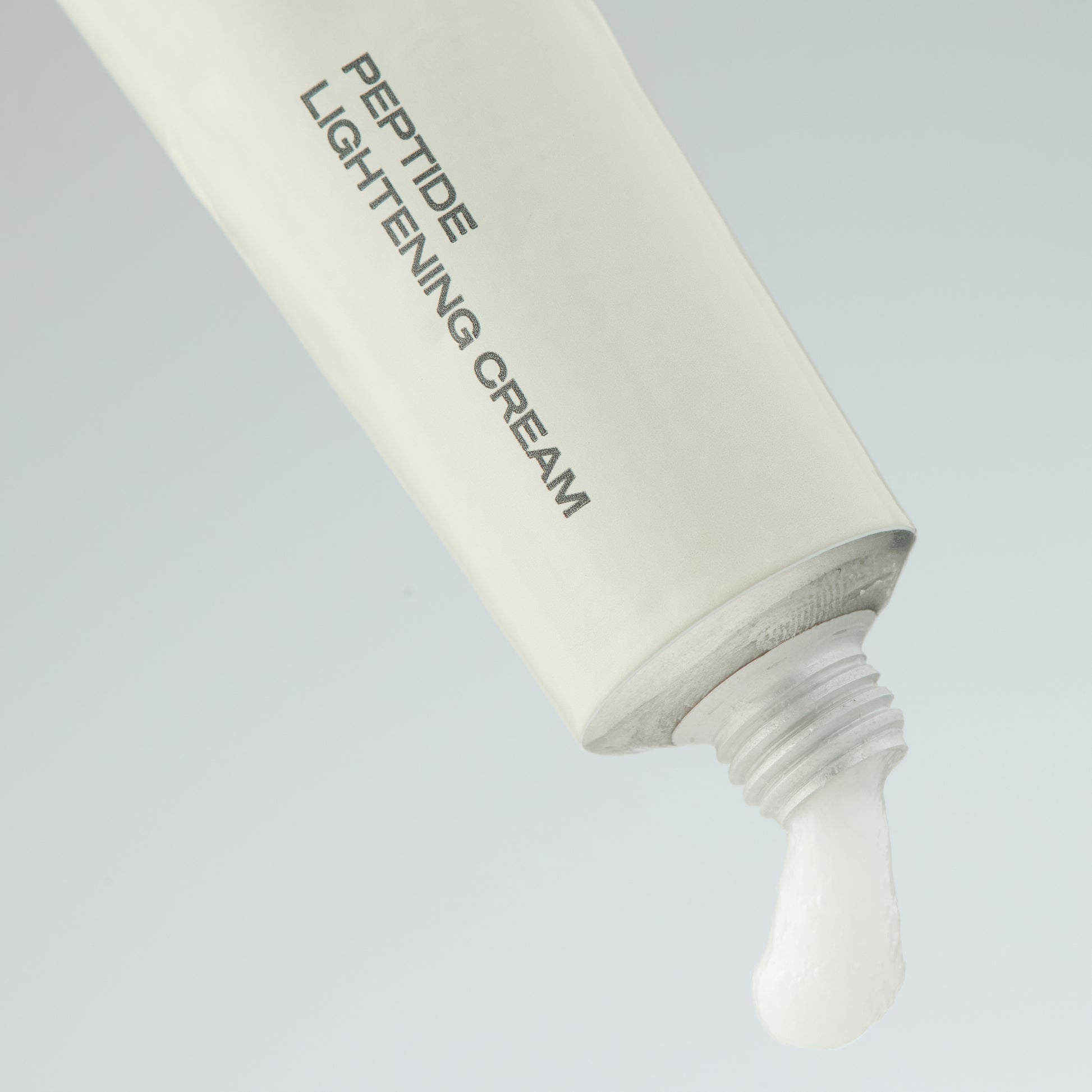 Eine Tube Brow Codes STARTER KIT Lemon Lights Augenbrauen Bleaching Kit mit weißer Creme, die herauskommt. Blashy Shop