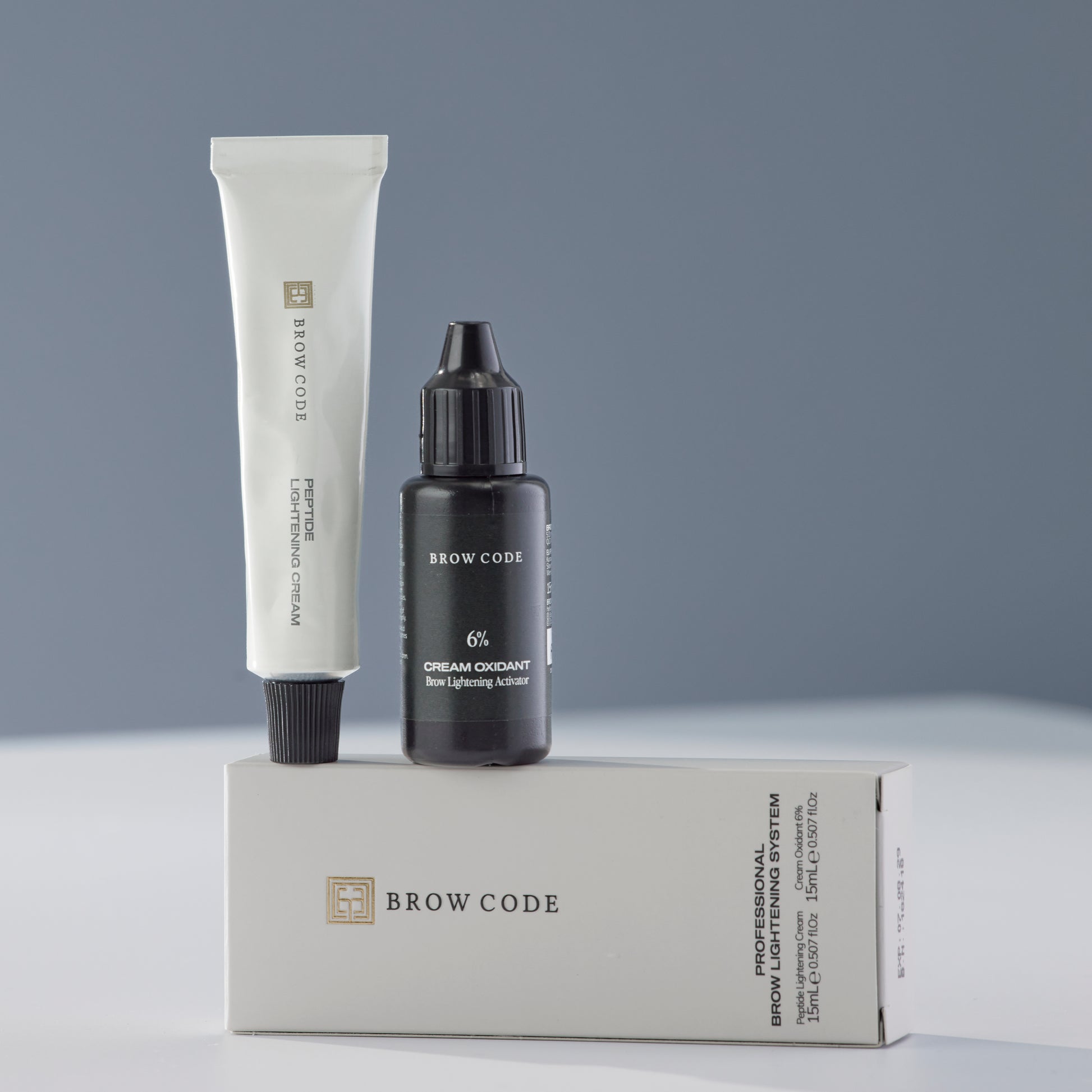 Brow Code STARTER KIT Lemon Lights Brow Bleaching Kit mit Umverpackung, abgebildet auf einem neutralen Hintergrund. Blashy Shop