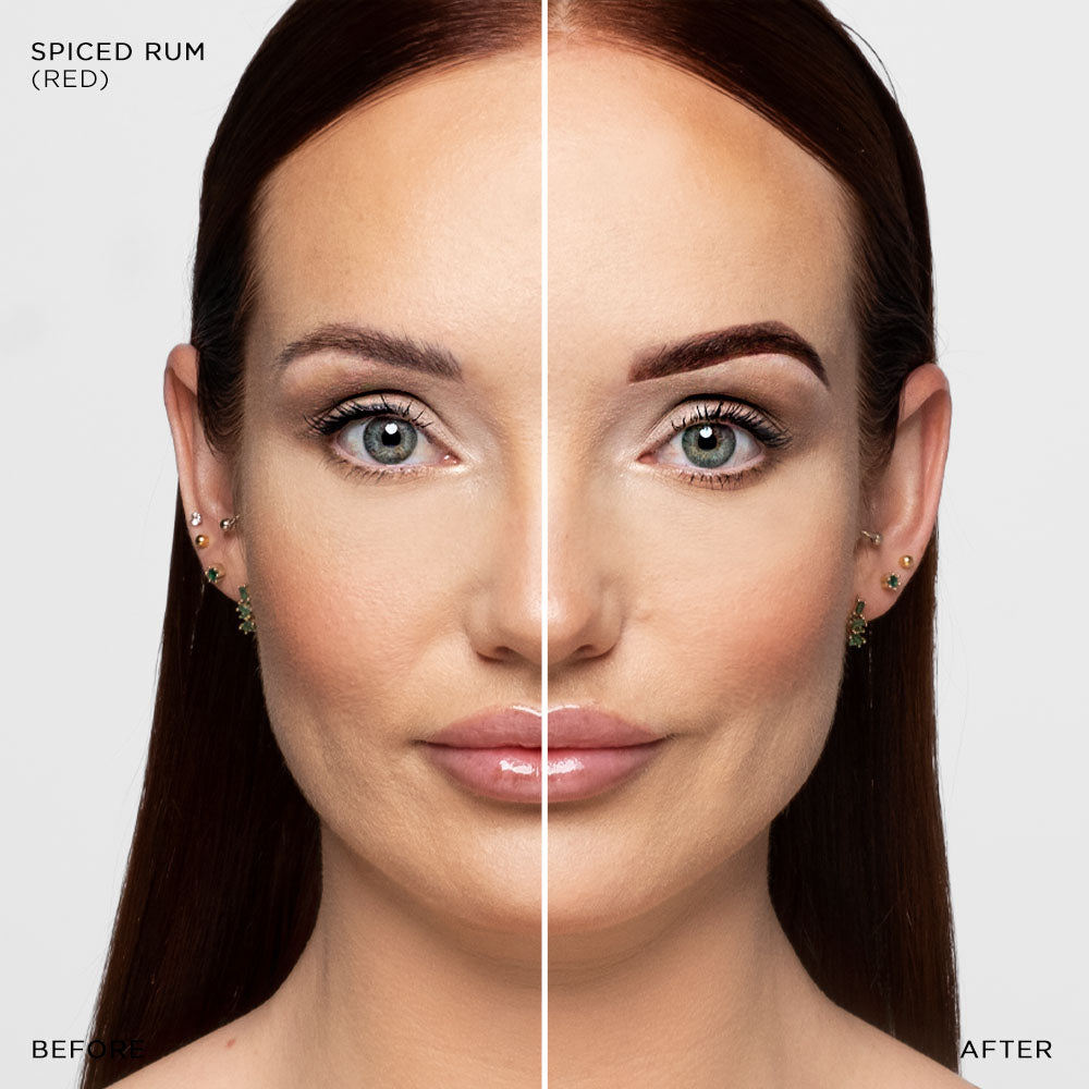 Ein in der Mitte geteiltes Frauengesicht zeigt auf der einen Seite Brow Code STARTER KIT Stain Hybrid Brauen, auf der anderen Seite aufgefüllte Brauen. Blashy Shop