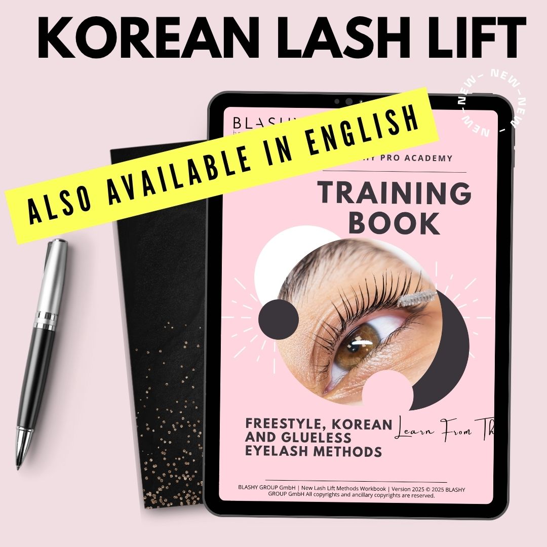 Tablet mit dem Lash&Brow Academy Trainingshandbuch Korean Lash Lift E-Book (DE/EN) mit Stift und Notizbuch. Blashy Shop
