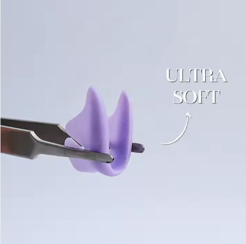 Die Pinzette drückt ein ultraweiches, lilafarbenes Blashy Undereyelash Lifting Pad für unteres Lash Lifting auf einen unifarbenen Hintergrund. Blashy Shop