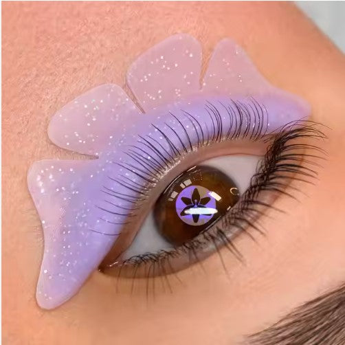 Eine Nahaufnahme eines Auges mit Blashy Undereyelash Lifting Pads, perfekt für unteres Lash Lifting und Wimpernbehandlungen. Blashy Shop