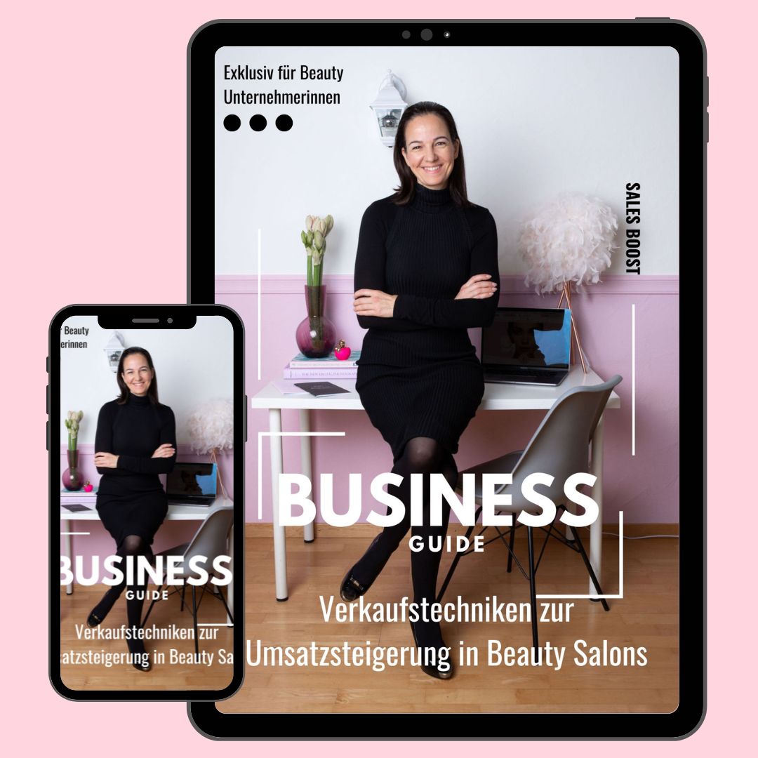 Eine Frau in Schwarz sitzt an einem Schreibtisch mit Blumen neben dem Lash&Brow Academy Verkaufstechniken E-Book auf Tablet und Telefon. Blashy Shop