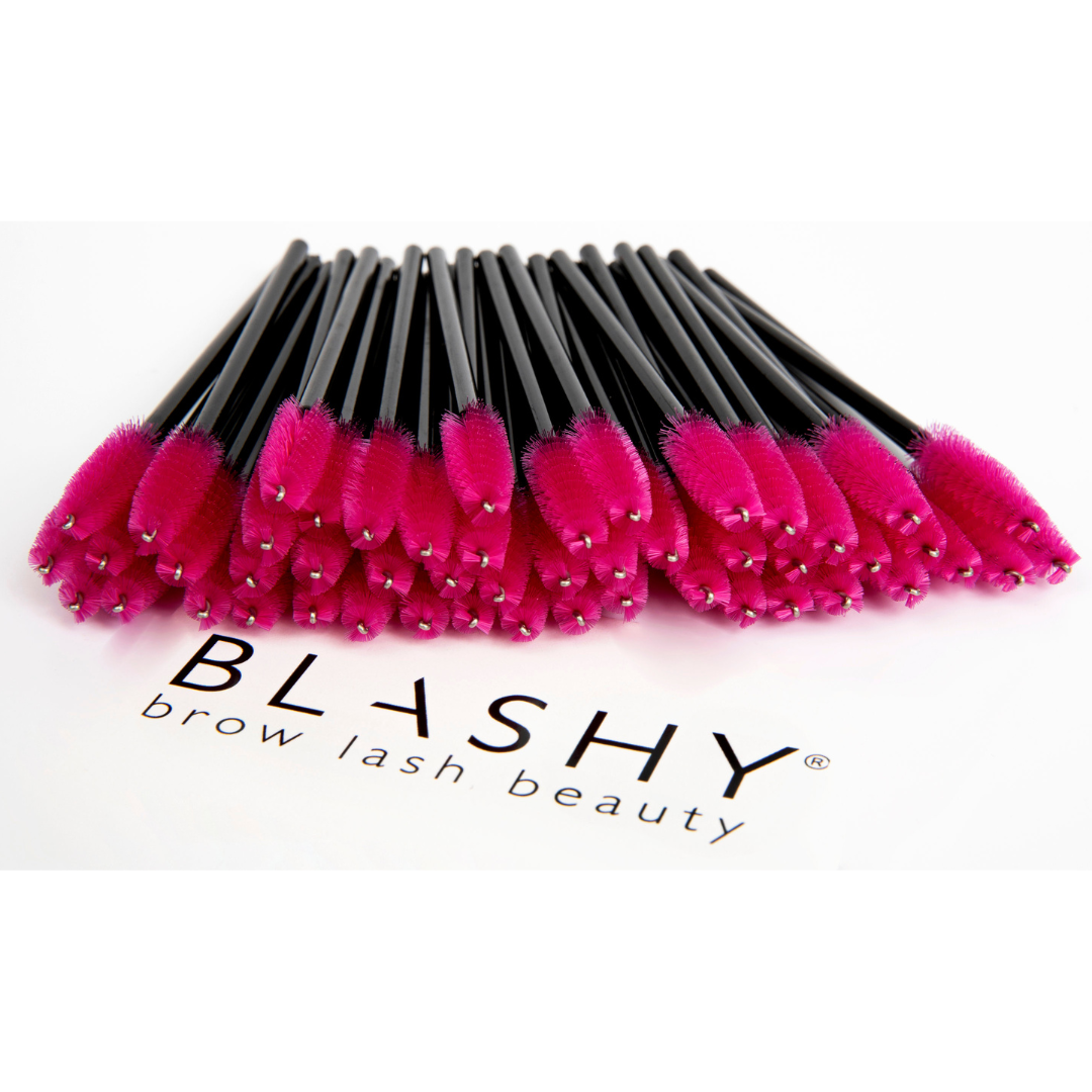 Ein Stapel Blashy C Wimpern- und Augenbrauenbürstchen, 50 Stück - rosa/schwarz, auf weißem Untergrund. Blashy Shop