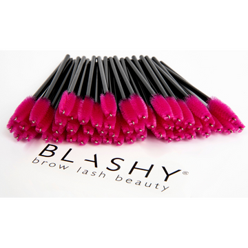 Ein Stapel Blashy C Wimpern- und Augenbrauenbürstchen, 50 Stück - rosa/schwarz, auf weißem Untergrund. Blashy Shop