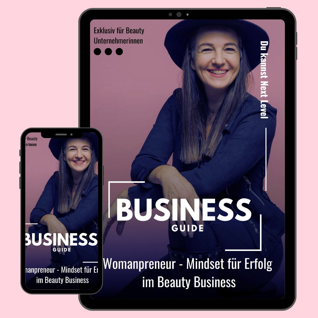 Eine lächelnde Frau mit Hut ziert das Cover des E-Books Womanpreneur der Lash&Brow Academy Online für Beauty-Profis. Blashy Shop