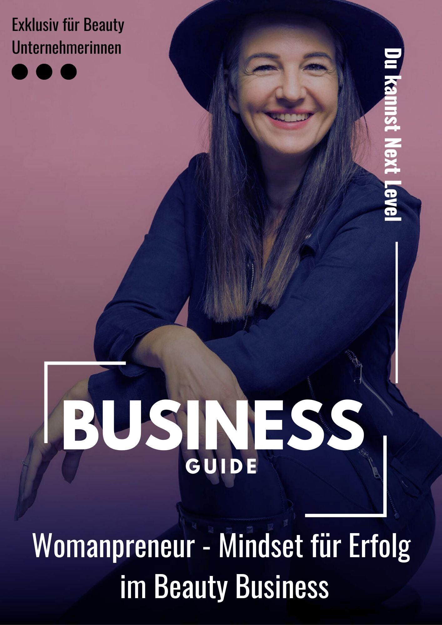 Eine lächelnde Frau mit Hut und Blazer wirbt für den E-Book-Leitfaden Womanpreneur - Mindset für Erfolg der Lash&Brow Academy. Blashy Shop