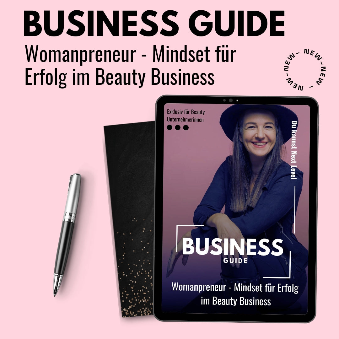Tablet mit dem Womanpreneur Mindset für Erfolg im Beauty Business E-Book von Lash&Brow Academy Online, daneben Stift und Notizbuch. Blashy Shop