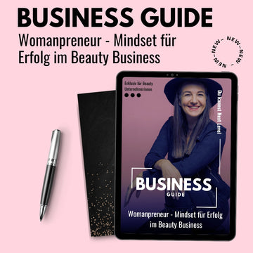 Tablet mit dem Womanpreneur Mindset für Erfolg im Beauty Business E-Book von Lash&Brow Academy Online, daneben Stift und Notizbuch. Blashy Shop