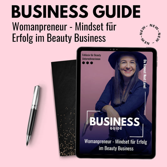 Tablet mit dem Womanpreneur Mindset für Erfolg im Beauty Business E-Book von Lash&Brow Academy Online, daneben Stift und Notizbuch. Blashy Shop