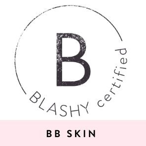 Ein rundes Logo mit einem großen B und der Aufschrift Lash&Brow Academy Online certified. Darunter: BB PERFECT SKIN & GLOW Kurs. Blashy Shop