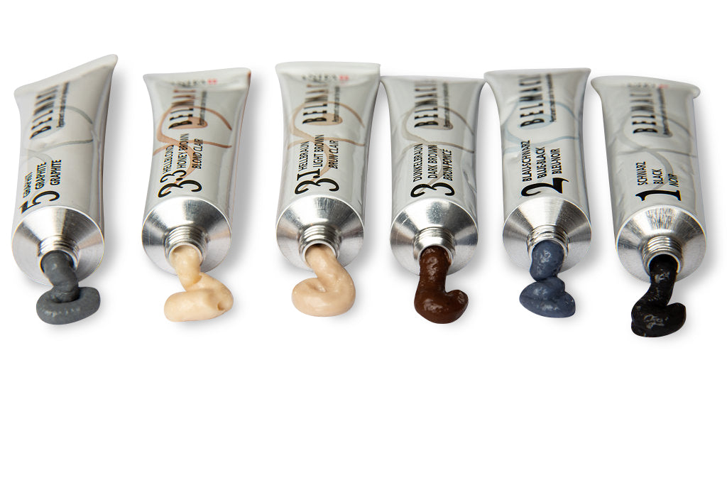 Sechs Tuben Belmacil - Schweizer Augenbrauen- und Wimpernfarbe, 20ml, in verschiedenen Farben sind aufgereiht und ausgemalt. Blashy Shop