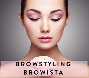 Frau mit gestylten Augenbrauen und rosa Augen-Make-up hält eine Blume, die den 7 Schritte Brow Styling Online Kurs der Lash&Brow Academy präsentiert. Blashy Shop