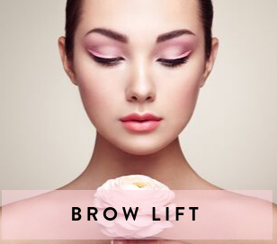 Frau mit glatter Haut und rosa Make-up, die eine Blume hält und Elleebana BROW HAIR LIFT von Lash&Brow Academy Online zeigt. Blashy Shop