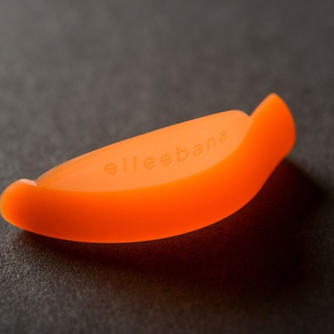 Orangefarbene Elleebana-Flexstäbchen - Runder Lift C-Curl (S, M, L, XL), geprägt mit elleebana auf dunklem Hintergrund. Blashy Shop