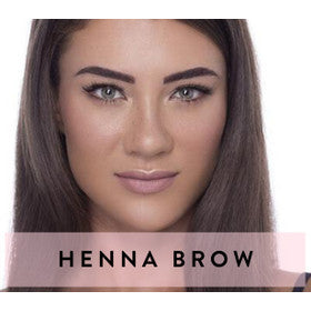 Frau mit langen braunen Haaren und definierten Brauen, beschriftet mit Elleebana HENNA BROW Online Kurs (Lash&Brow Academy Online). Blashy Shop