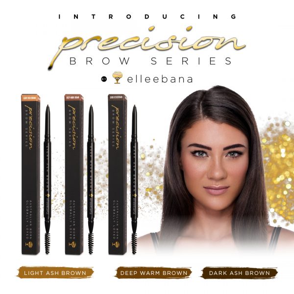Drei Elleebana Precision Brow Pens mit starkem Halt neben dem Gesicht einer Frau, die für die Elleebana-Brauenprodukte wirbt. Blashy Shop