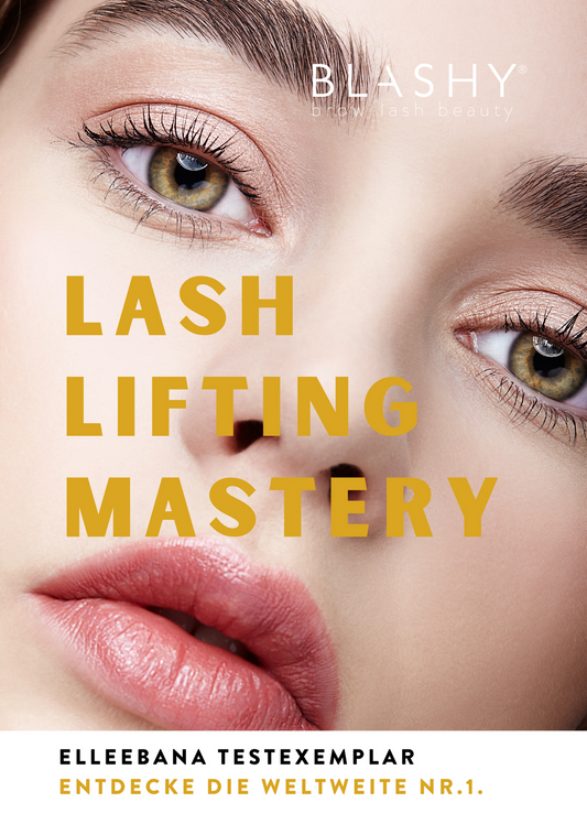 Nahaufnahme eines Frauengesichts mit gelifteten Wimpern, wirbt für das Elleebana Wimpernlifting Mini Test Kit für Umsteiger. Blashy Shop