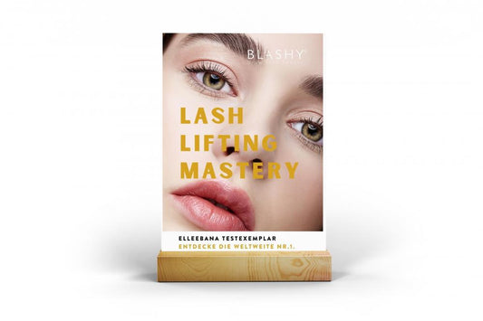 Auf einem Display ist ein Frauengesicht und der Text Elleebana Wimpernlifting Mini Test Kit für Umsteiger von Elleebana zu sehen. Blashy Shop