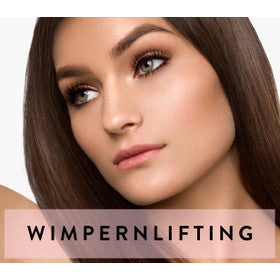 Eine Frau mit langen braunen Haaren und hochgezogenen Wimpern schaut zur Seite; Elleebana Wimpernlifting Online Kurs von Lash&Brow Academy. Blashy Shop
