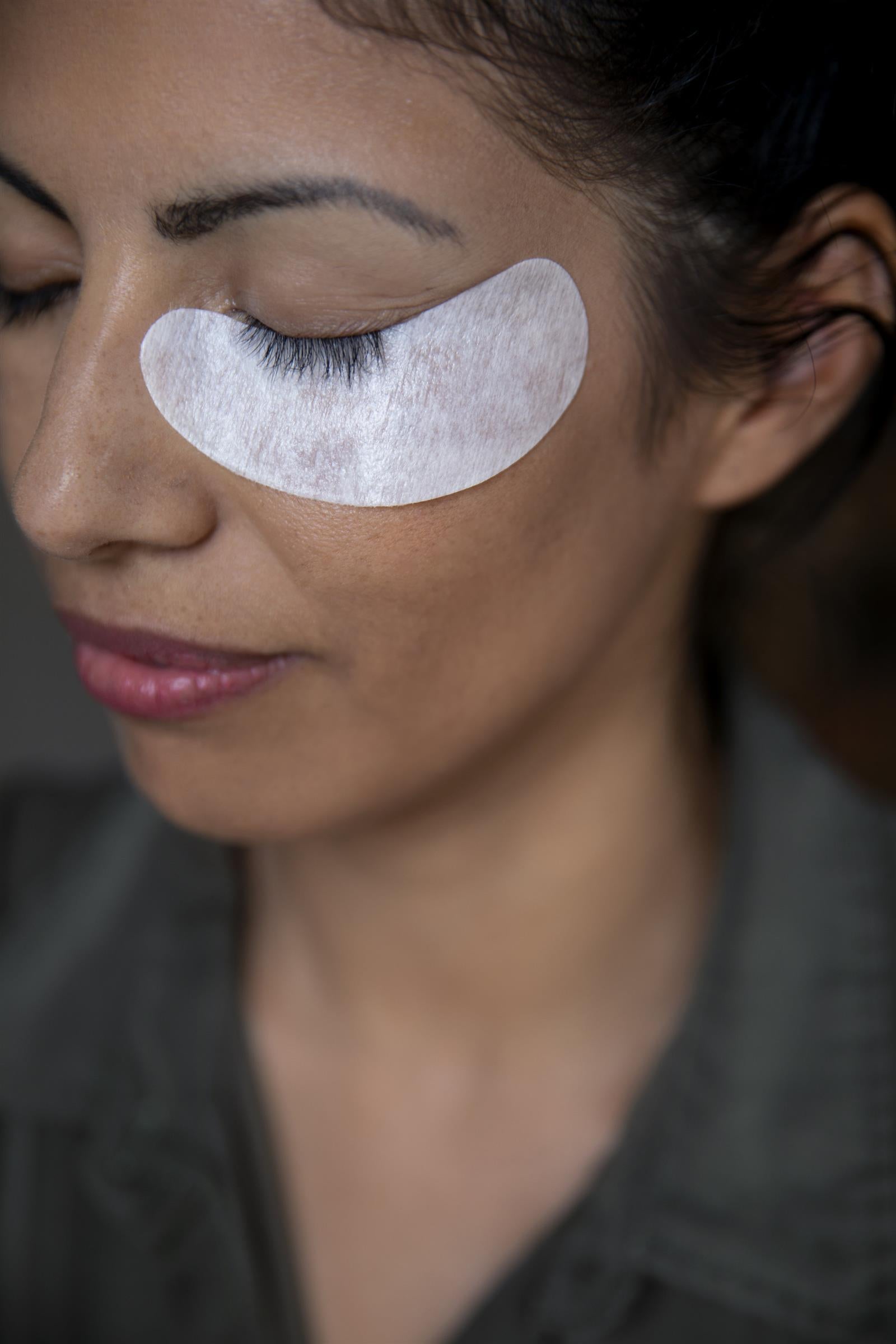 Eine Frau mit geschlossenen Augen trägt Blashy C Hydrogel Augenpads, 10 Paar, zur Wimpernverlängerung oder Hautpflege. Blashy Shop
