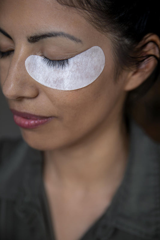 Eine Frau mit geschlossenen Augen trägt Blashy C Hydrogel Augenpads, 10 Paar, zur Wimpernverlängerung oder Hautpflege. Blashy Shop