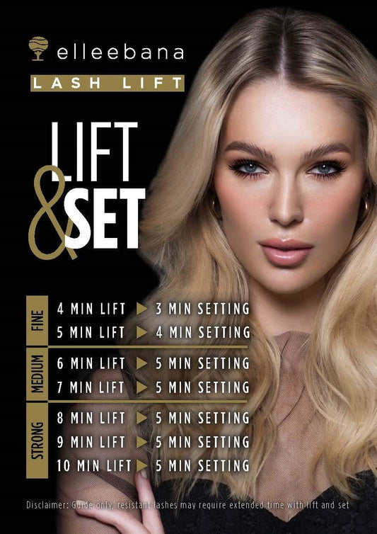 Eine Frau mit gestyltem blondem Haar steht neben einer Elleebana Lash Lift Lotion 10/10 Packung mit Abbindezeittabelle. Blashy Shop
