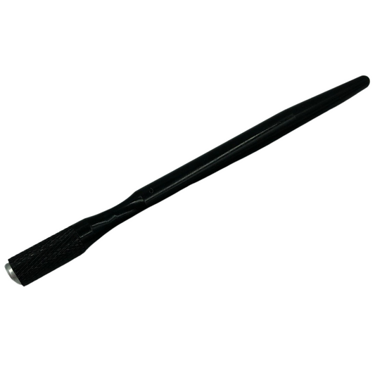 Blashy C Microblading Pen Handstück, schwarz, mit ergonomischem Griff und spitzer Spitze, isoliert auf Weiß. Blashy Shop