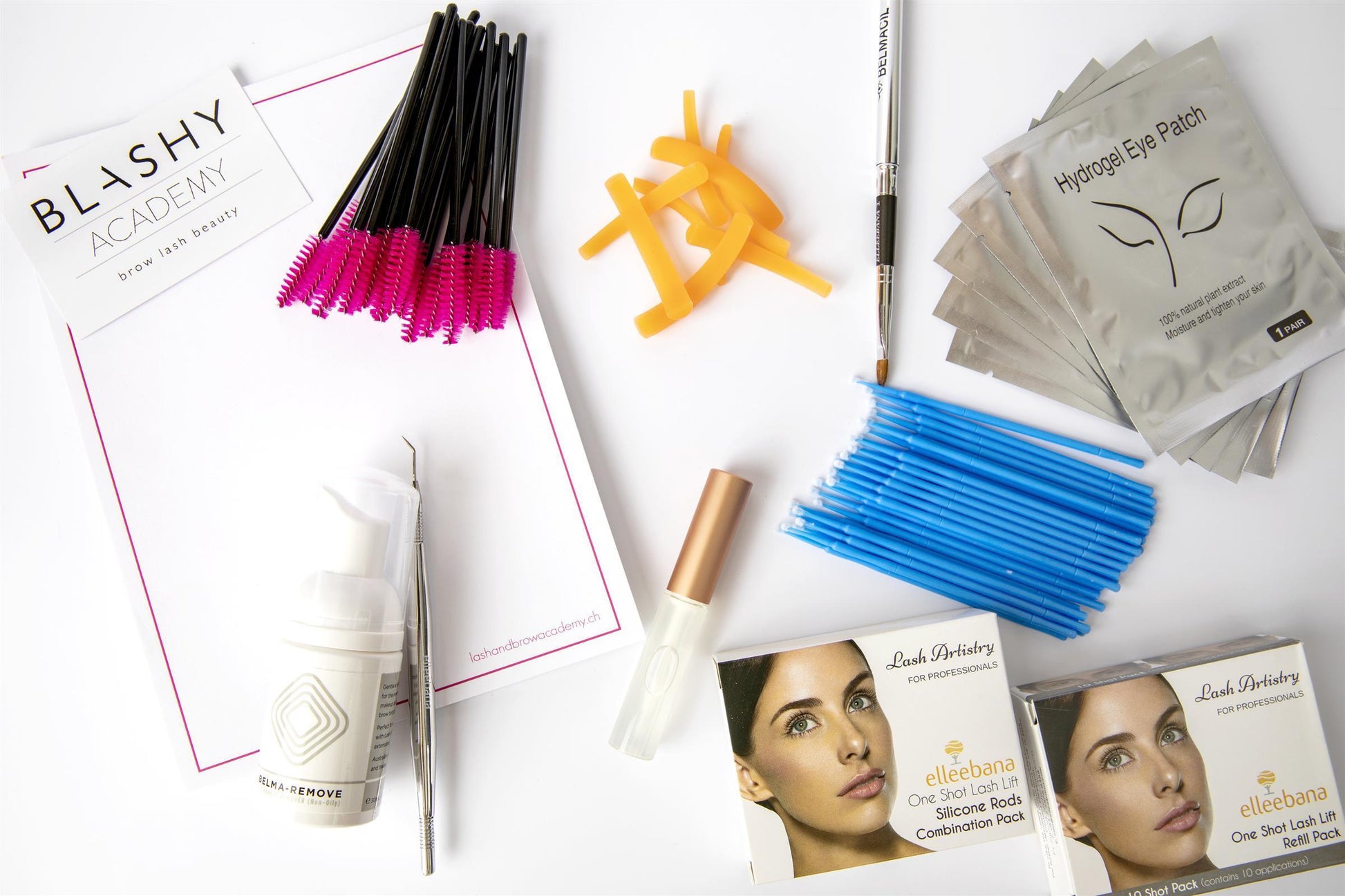 Flaches Auflegen von Blashy C Microbrush, 100 St. - Regular mit Wimpern- und Augenbrauenzubehör, Patches, Lotion auf eine weiße Fläche. Blashy Shop