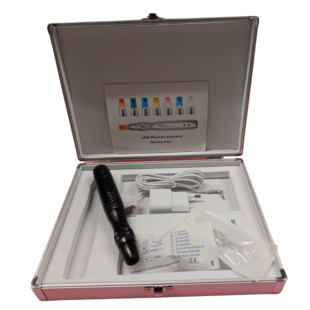 Der Blashy C Microneedling Pen - Gerät, CE zertifiziert, kommt mit Nadelspitzen, Ladegerät & Anleitung in einem rosa Etui. Blashy Shop