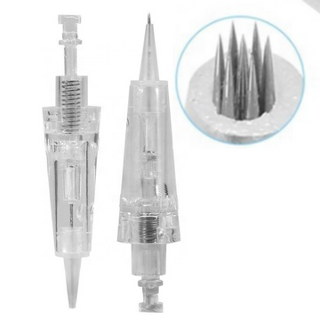Zwei Blashy C Permanent Make-Up Nadeln 7er flach für die Augenpartie sind in Nahaufnahme und in einem Ausschnitt für Details dargestellt. Blashy Shop