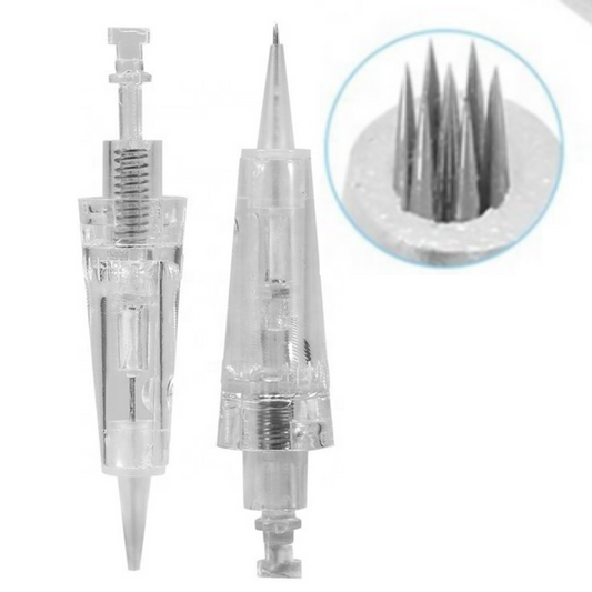 Zwei Blashy C Permanent Make-Up Nadeln 7er flach für die Augenpartie sind in Nahaufnahme und in einem Ausschnitt für Details dargestellt. Blashy Shop