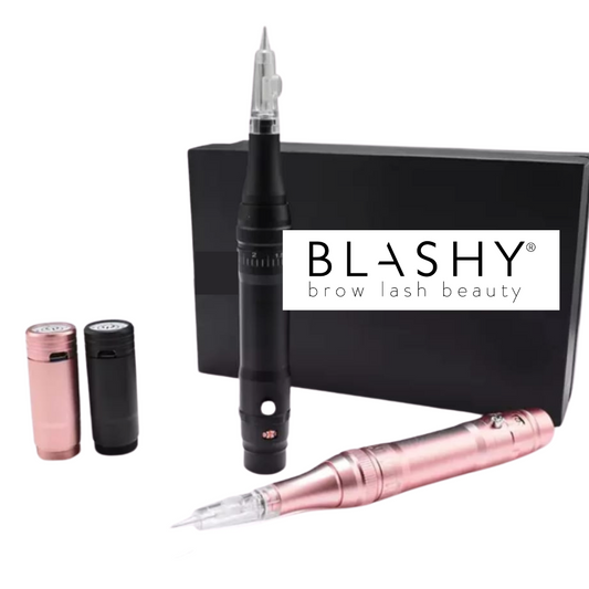 Zwei Blashy C Permanent Make-Up Stifte mit Kappen in einer schwarzen Box mit dem BLASHY brow lash beauty Logo. Blashy Shop